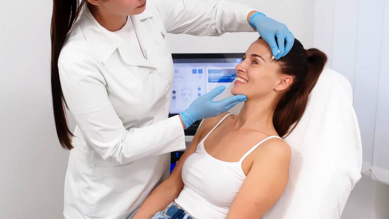 Prendre rendez-vous chez un dermatologue en matinée ou en début d’après-midi présente plusieurs avantages